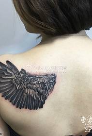 Rašalo rašalo sparnų tatuiruotės modelis ant peties
