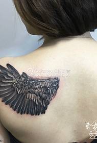 Modello di tatuaggio con ali di inchiostro inchiostro sulla spalla
