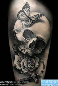 Kaunis kallon ruusu tatuointikuvio
