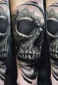 Crâne de bras en frêne noir avec motif de tatouage de bijoux