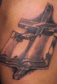 Kreuz und Skript Tattoo-Muster
