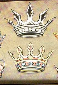 un patrón de tatuaxe de coroa