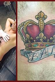 Motivo tatuaggio corona grande sul petto