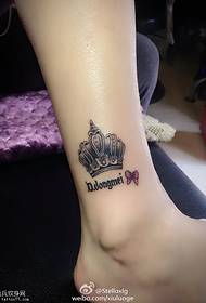 Crown tatoo vzorec na gležnju