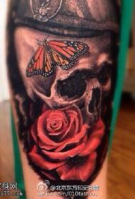 padrão de tatuagem de borboleta caveira nas pernas