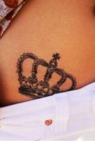 Abdominálny minimalistický vzor tetovania koruny