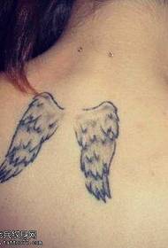 Patrón de tatuaje de ala pequeña posterior