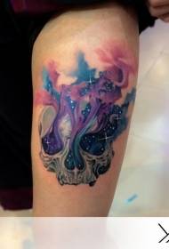 Цвет бедер, звездное небо и дым, рисунок татуировки