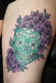Šlaunų mielas smaragdinis laumžirgis ir gėlių tatuiruotės modelis