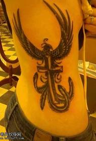 Motivo tatuaggio fenice croce in vita