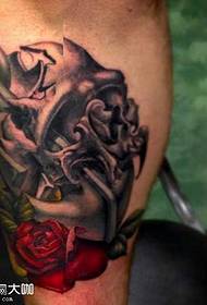 Pátrún tattoo cos a chrochadh