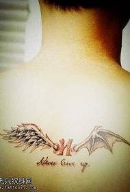 Tattoo tergum pueri instar alas