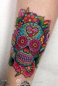 Patrón de tatuaje floral de calavera pintada de ternera