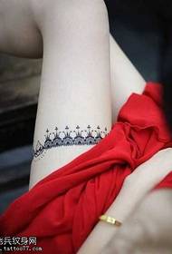 ຮູບແບບ tattoo lace ງາມໆຢູ່ເທິງຂາ