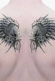 Мода, що показує татуювання крила