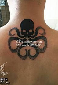 Motivo a tatuaggio in frassino nero sulla spalla