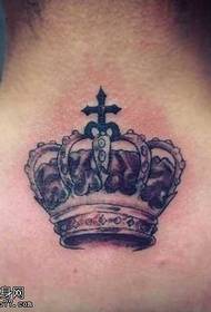 Nazaj vzorec tetovaže za totem krone