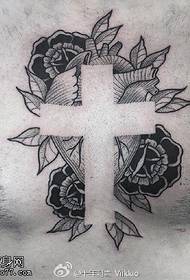Patrón de tatuaje de cruz blanca en el pecho