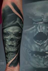 Färgglad huva tatuering mönster i arm realistisk stil