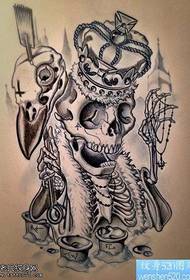Rankraštinio kaukolės vainiko tatuiruotės modelis