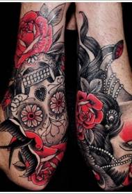 Раце традиционална мексиканска стил насликана тетоважа на черепот