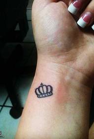 Tattoo exemplum recens parva coronam