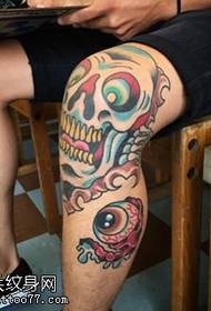 Красочный рисунок татуировки черепа на колене