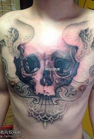 Κλασικό μεγάλο τατουάζ τατουάζ στο στήθος