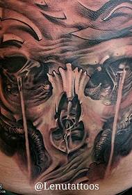 Velika tetovaža tetovaže na struku