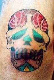 Colorido patrón de tatuaxe de cráneo e rosa
