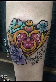 Tatuaggio corona a forma di cuore sul polpaccio
