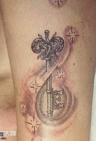 Modello di tatuaggio chiave gamba