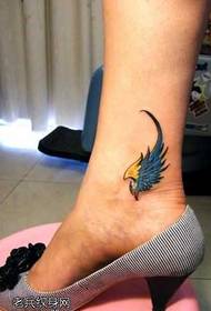 Patrón de tatuaje de alas azules de pies