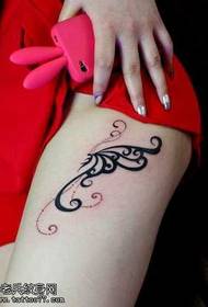 Totem del tatuaggio con le ali delle gambe
