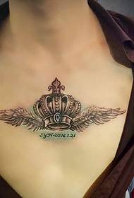 Тетоважа со крило со крило со истата шема