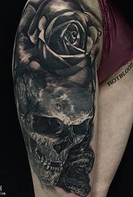 Modello di tatuaggio rosa leccare inchiostro coscia