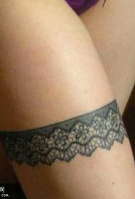 Tatuaggio con gamba in pizzo