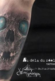 Naoružajte uzorak tetovaže ljudskog lubanje u realističnom stilu