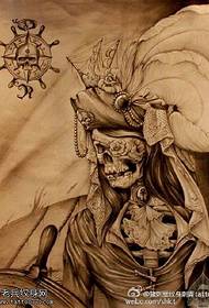 U mudellu di tatuaggi di craniu di capitanu pirate