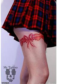 大腿上的紅色蕾絲蝴蝶結紋身
