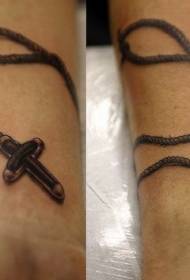 Kristalni uzorak tetovaže s križnom rukom