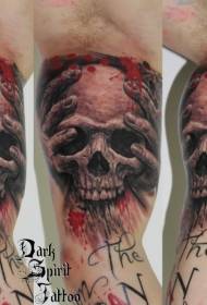 Ręka mężczyzny w kolorze ramienia z krwawym wzorem tatuażu czaszki