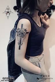Modello di tatuaggio croce rosa spalla
