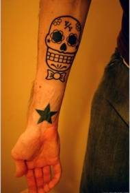 Modello tatuaggio braccio teschio nero
