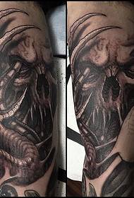 Orribile modello di tatuaggio grande tatuaggio