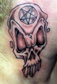 un tatuaggio con una stella a cinque punte sulla fronte marrone del collo