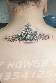 Patrún tattoo coróin saor in aisce ar an ghualainn