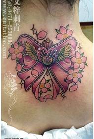 脖子上的櫻花蝴蝶結紋身圖案
