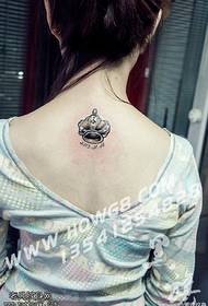 Motivo a tatuaggio con piccola corona sul retro