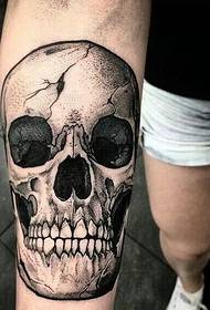 usa ka hugpong sa mga malalangon nga tattoo sa skull